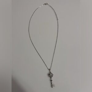 🗝️ Vintage-Style Silver Tone Key Necklace